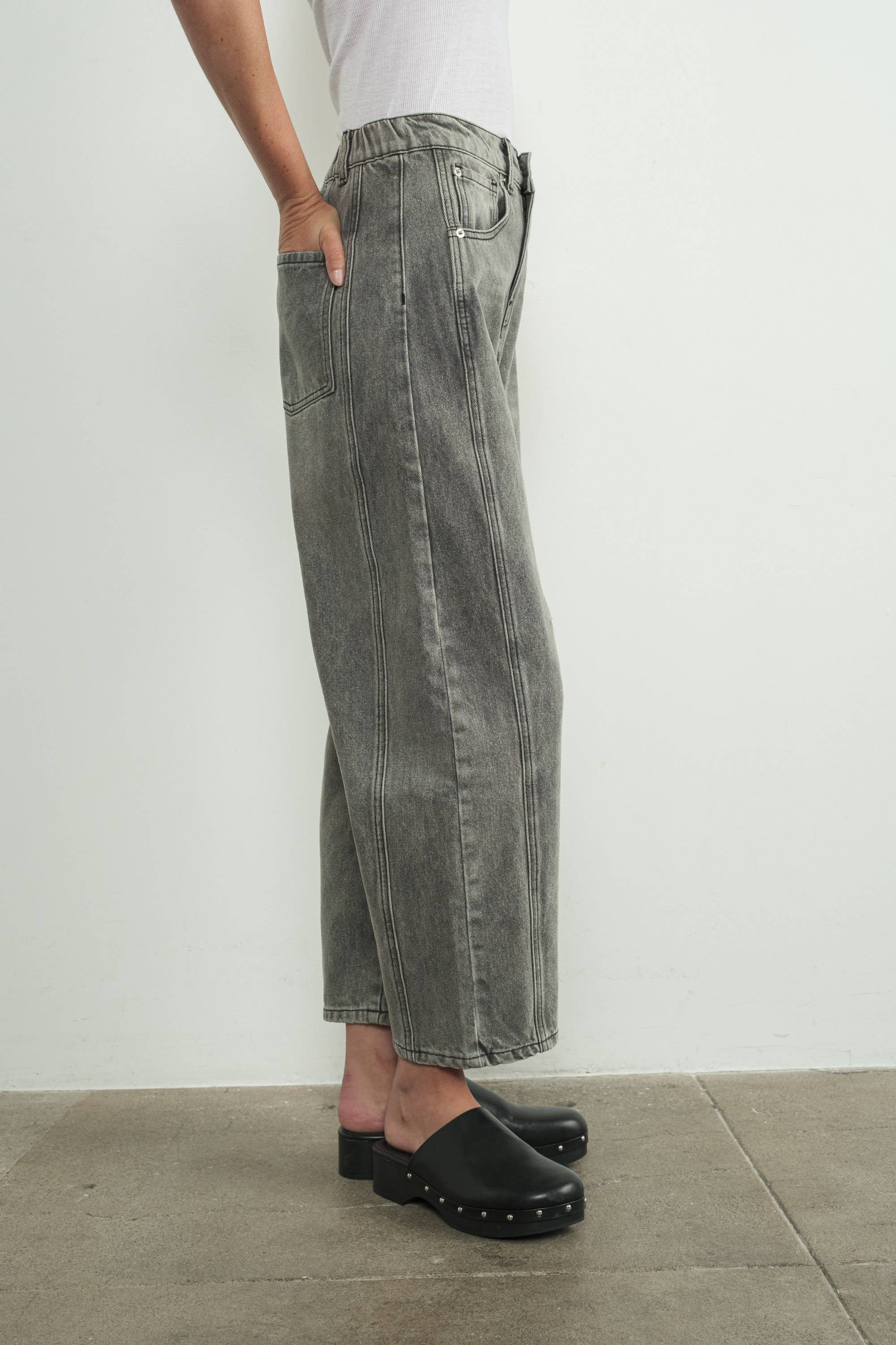 SLOUCHY BARREL JEANS