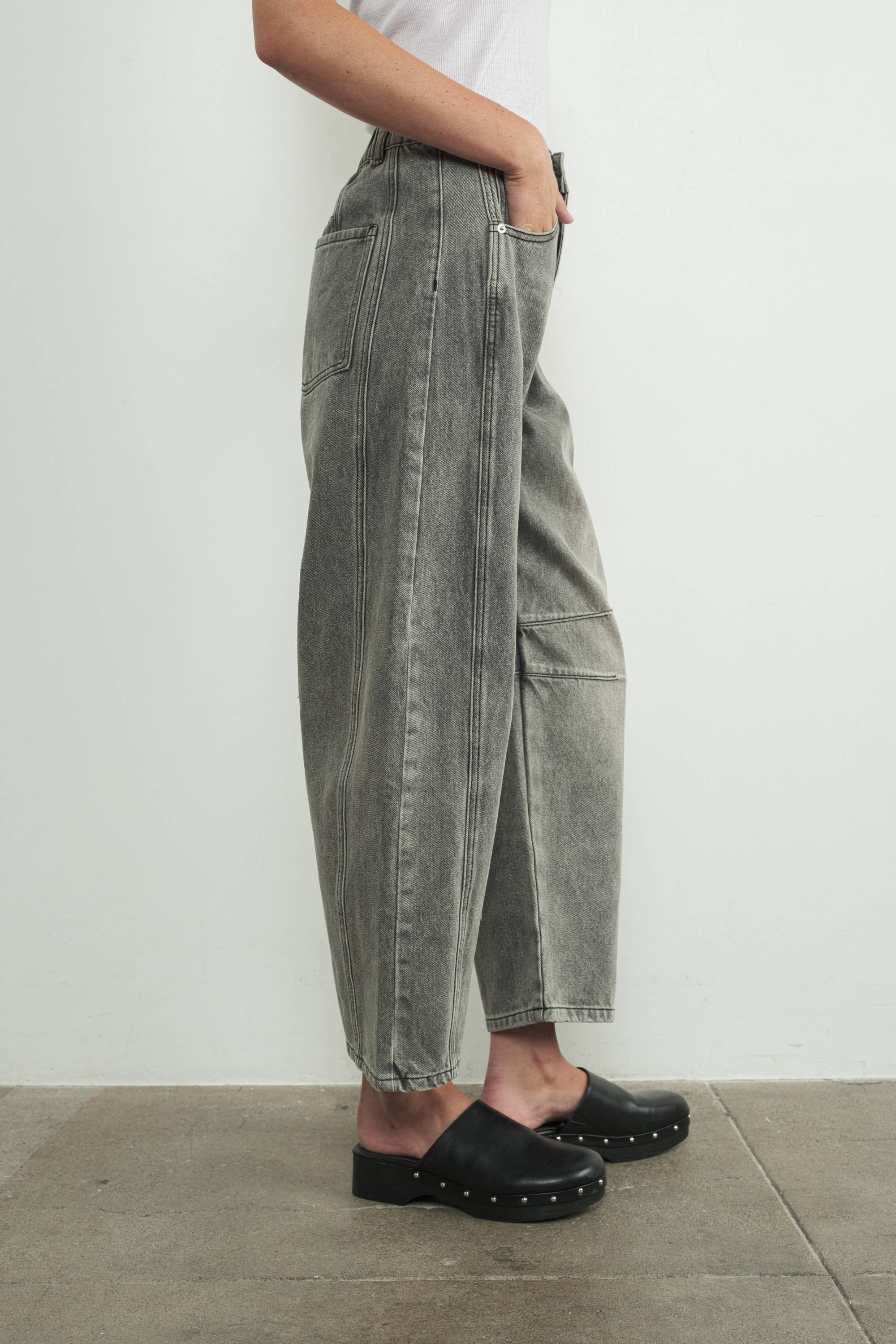 SLOUCHY BARREL JEANS