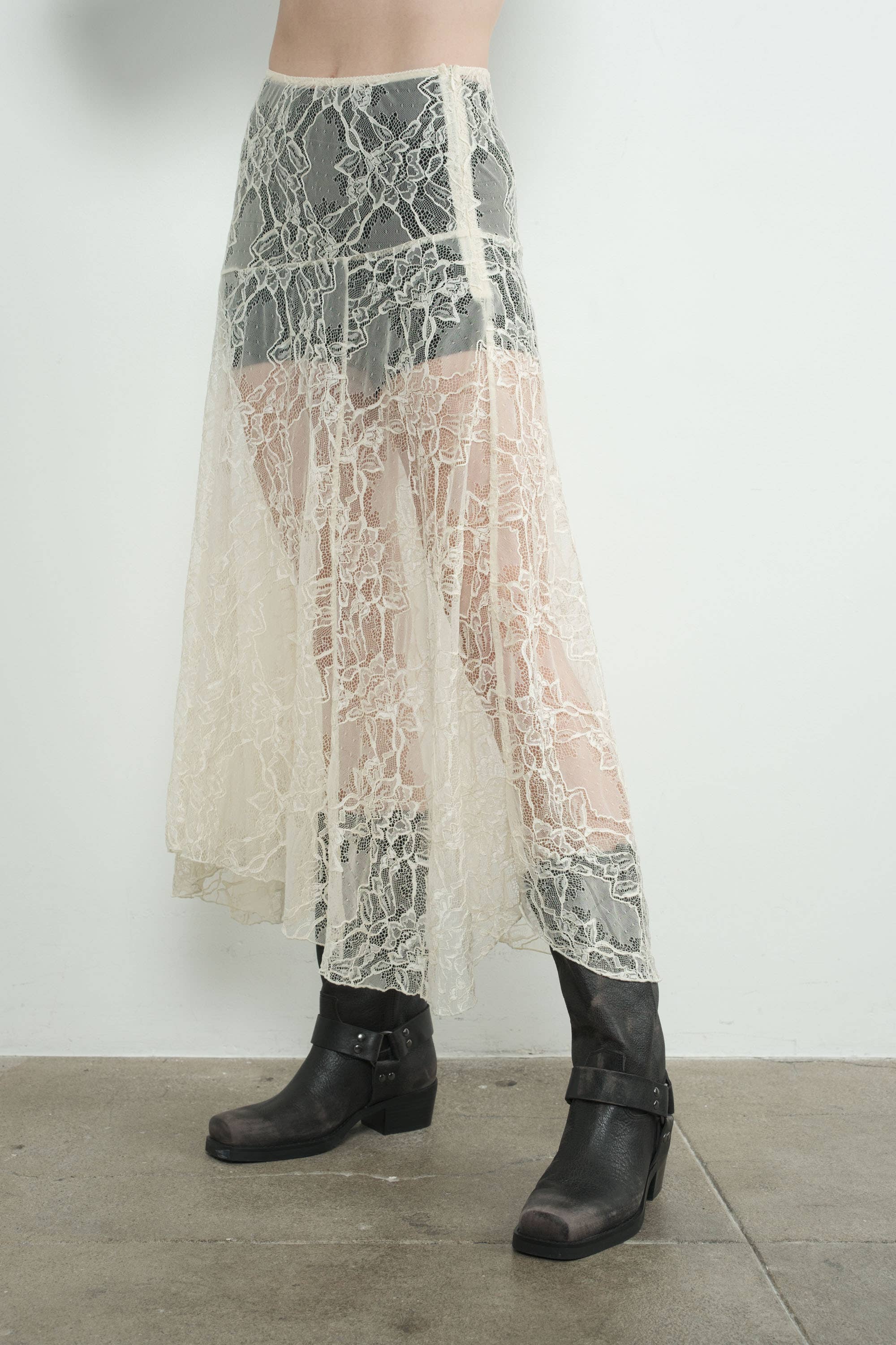 LACE ASYMMETRIC SKIRT