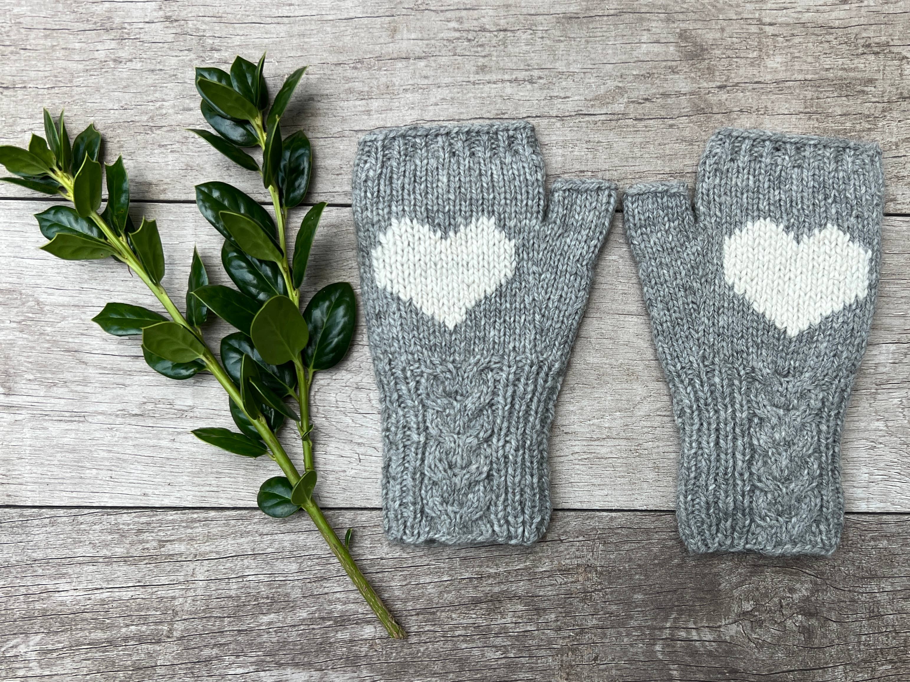 Alpaca Fingerless Gloves Gray+Cream Heart