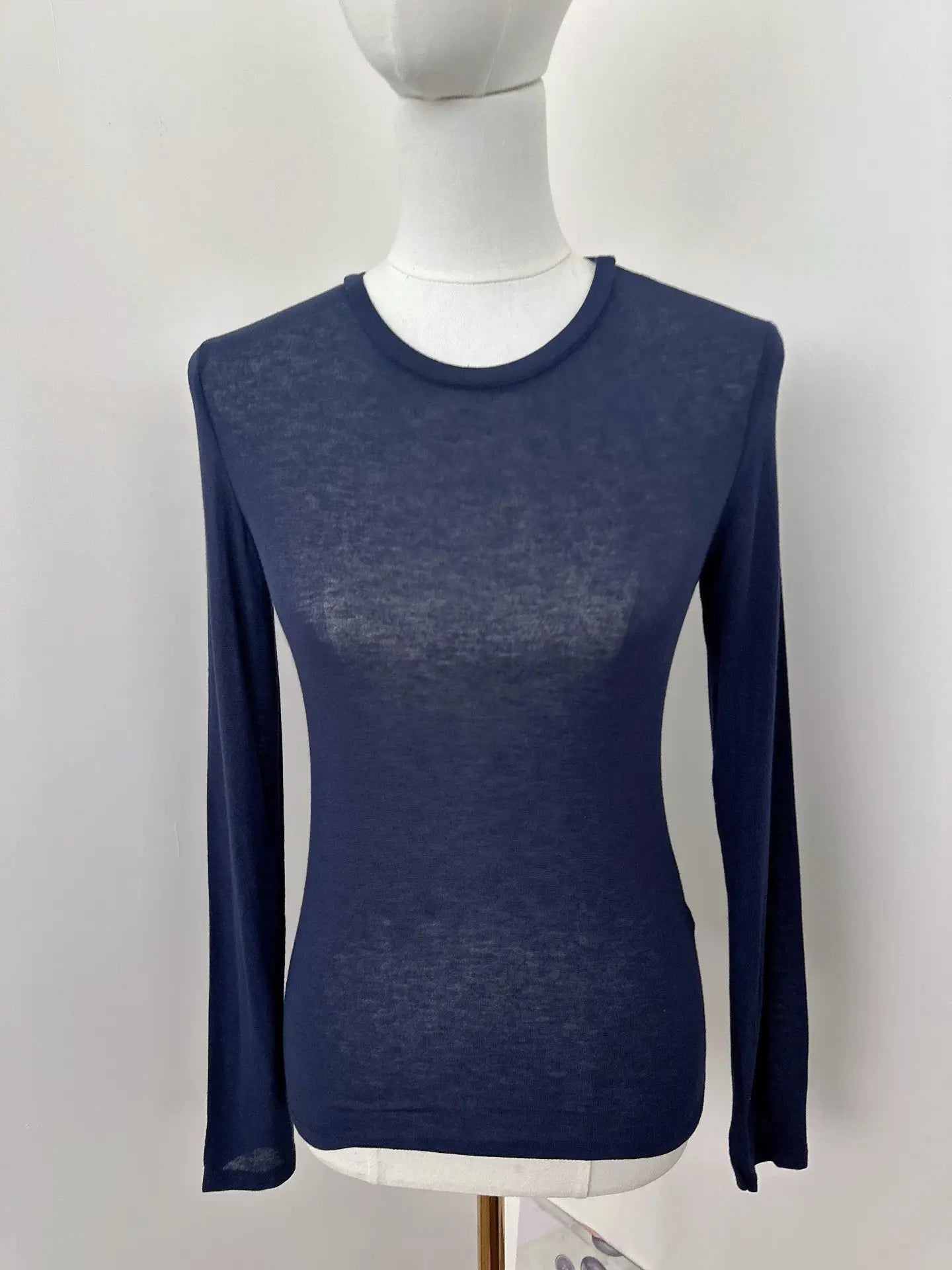 Long-sleeve cashmere T-shirt with a round neckline